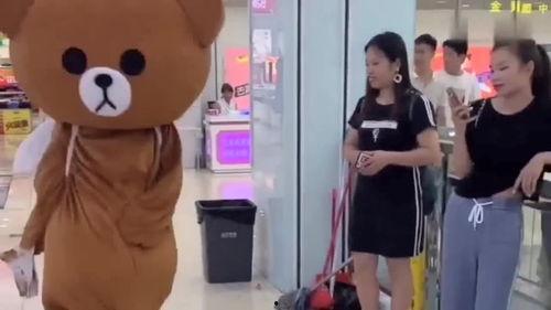 网红熊发传单视频,萌态可掬引围观